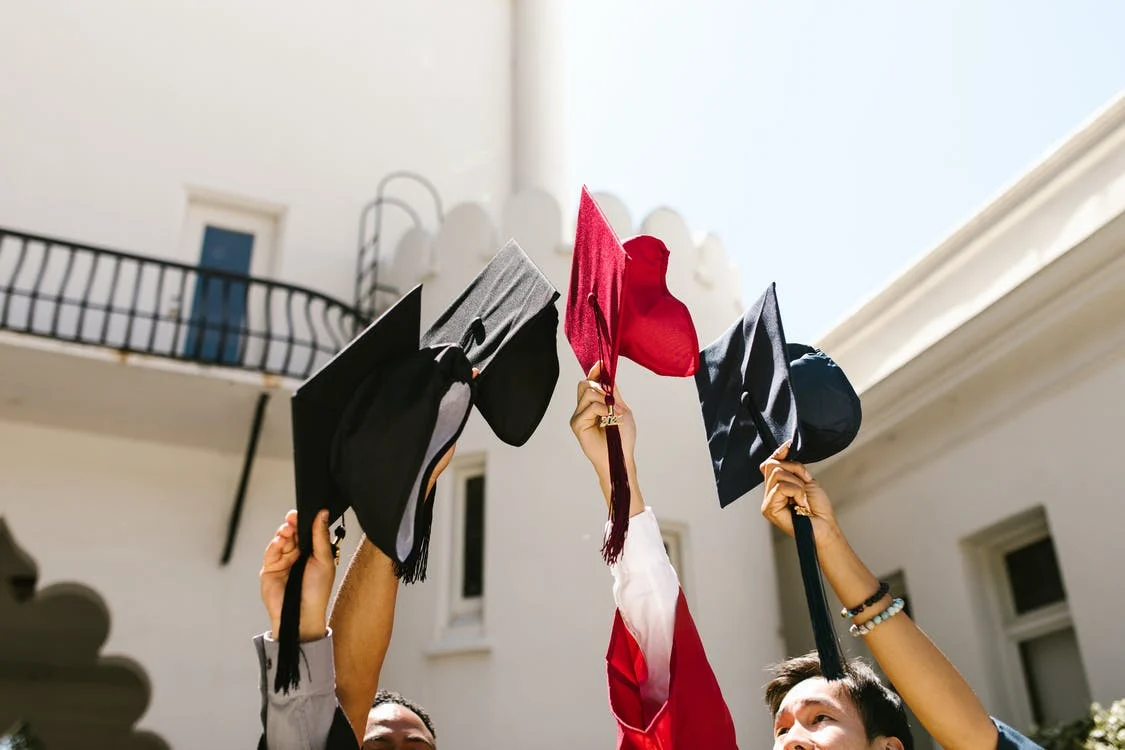 You are currently viewing 40+ Wise and Hilarious Graduation Cap Quotes for Your Big Day