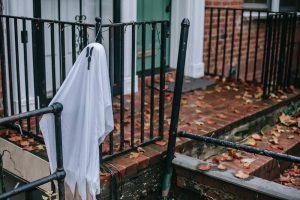 Read more about the article 19 Halloween Porch Decor Ideas to Make Your Home the Spookiest on the Block