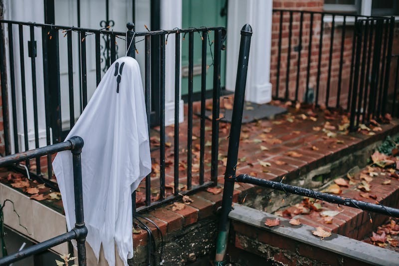 You are currently viewing 19 Halloween Porch Decor Ideas to Make Your Home the Spookiest on the Block