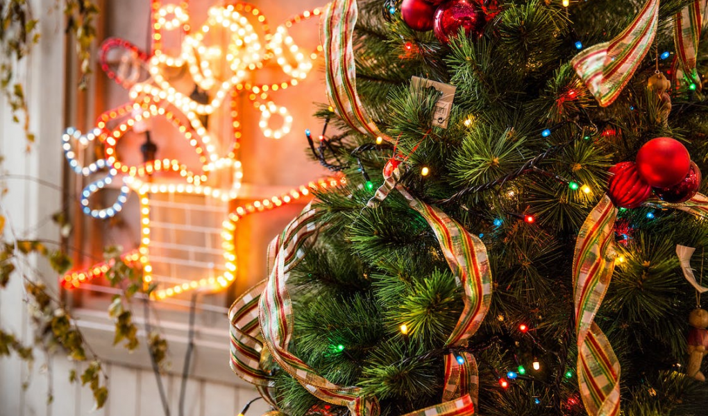 You are currently viewing 6 Easy Steps on How to Hang A Ribbon on A Christmas Tree 