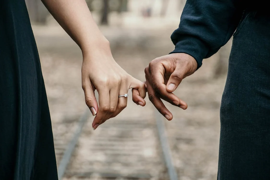 You are currently viewing How to Give a Promise Ring to Your Girlfriend