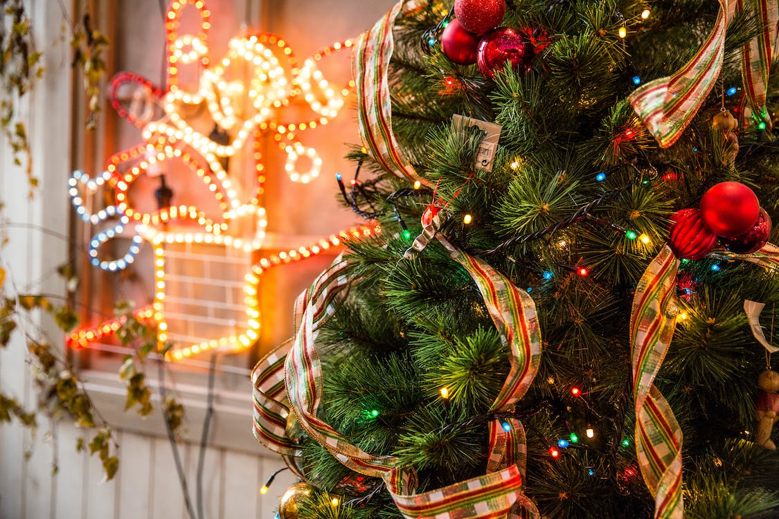 You are currently viewing 18 Ideas for Christmas Tree Ribbons to Boost Your Holiday Décor