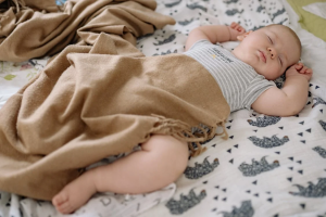 Read more about the article When Can a Baby Sleep in Blankets? Expert Advice and Safe Solutions