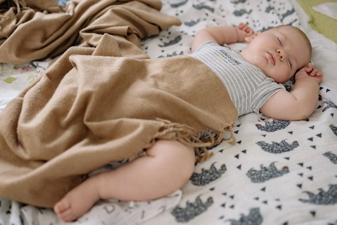 You are currently viewing When Can a Baby Sleep in Blankets? Expert Advice and Safe Solutions