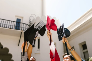 Read more about the article 16 Graduation Picture Ideas To Create a Memorable Mark 