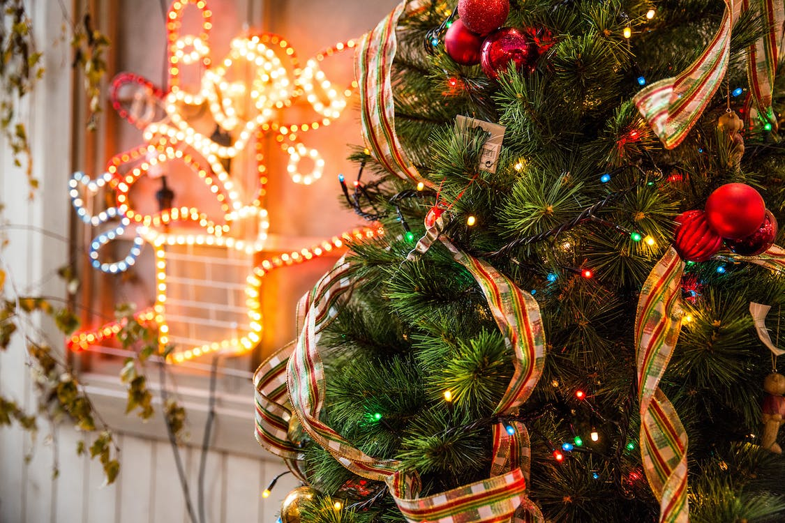 You are currently viewing Easy Steps on How to Hang A Ribbon on A Christmas Tree 